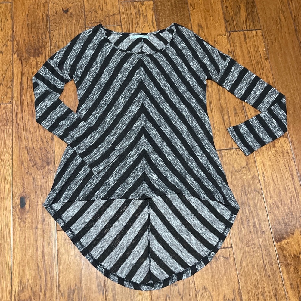 Maurices Tunic Top Chevron Style Black Gray XS XSmall Long Sleeve Blouse Shirt